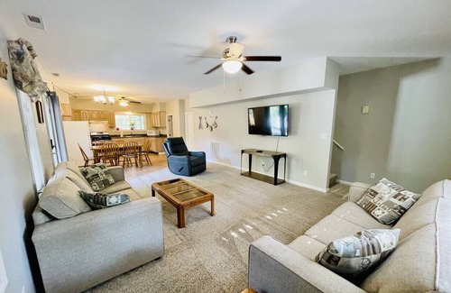 Gilbertsville Condo | Spacious Condo w/Deck, Walk to Marina!