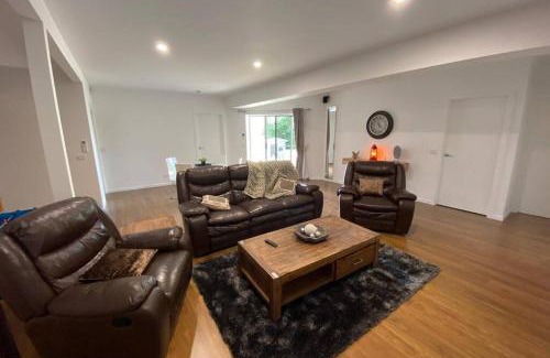 Kingston Apartment | Spacious, Contemporary and Self-Contained with Beautiful Views