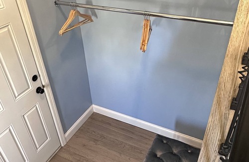 Islip House | Spacious Contractor-Renovated Studio: Your Ideal Home Away from Home