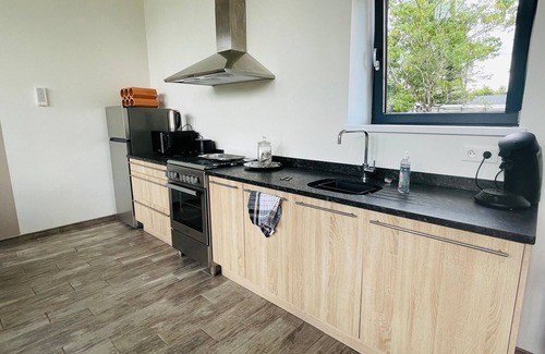 La Fleche Cottage | Spacious Cottage in Private Park, Sleeps 5, Large Shower, Private Terrace