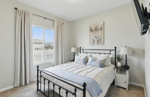 Papillion House | Spacious Country Farmhouse Retreat, Sleeps 16, Pool, Movie Room