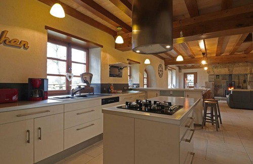 Ceauce Cottage | Spacious Countryside Retreat with Games Room, Near Pond, Sleeps 15