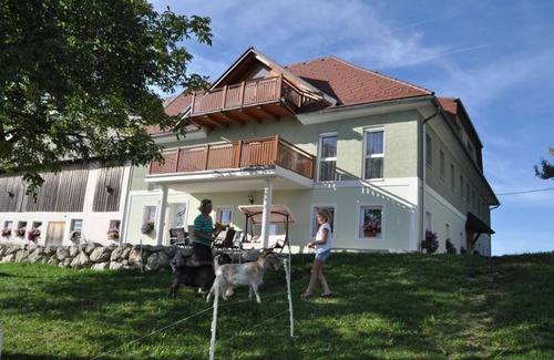 Ertl Apartment | Spacious, cozy vacation apartment (150sqm) with balcony for up to 6 people