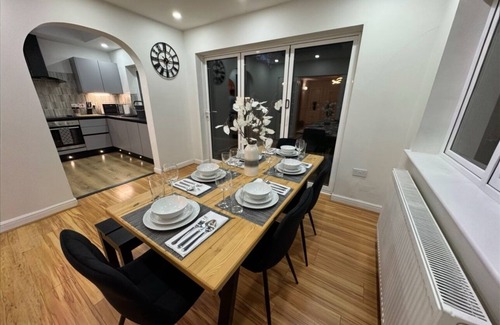 Cradley House | Spacious Detached Bungalow family friendly gated parking, 5 mins from Dudley Zoo