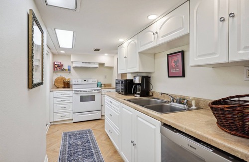 Milan Apartment | Spacious Fall Retreat | Walk to Streetcar & Garden District | Hot Tub