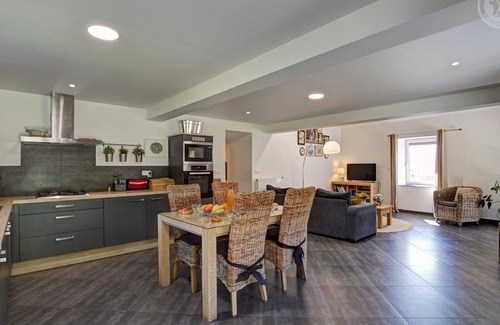Pilat Rhodanien Cottage | Spacious family cottage with WiFi in peaceful countryside