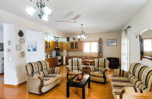 Ksamil Apartment | Spacious family-friendly three-bedroom apartment