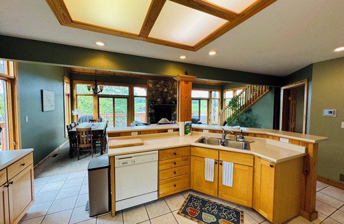 Panora Cabin | Spacious Family Friendly Cabin on the Water with Bunkhouse- Sleeps 12