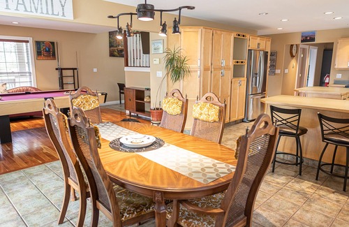 Okanagan-Similkameen House | Spacious family home, pool table, hot tub, sauna, gym and office.