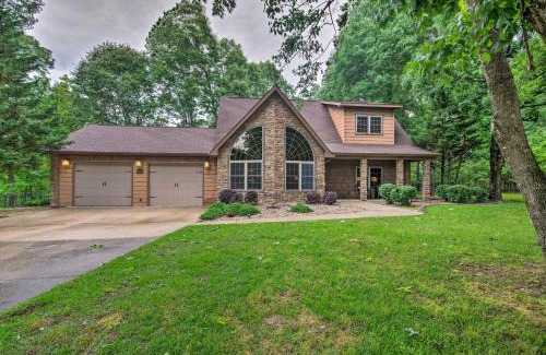Mountain Home House | Spacious Family Home with Fire Pit by Norfork Lake!