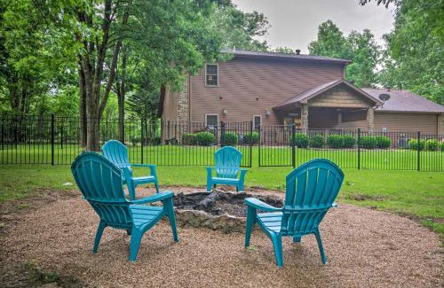 Mountain Home House | Spacious Family Home with Fire Pit by Norfork Lake!