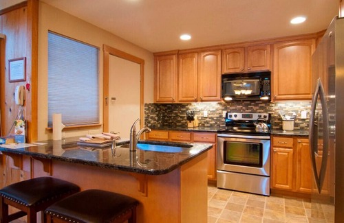 Tennis Village Condo | Spacious Family Retreat with A/C Comfort & Fireplace