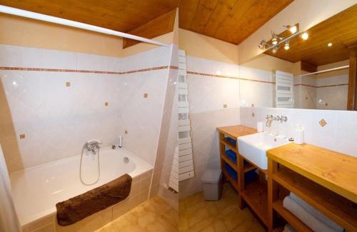 Larringes Apartment | Spacious Farmhouse Apartment, by Lake & Mountains