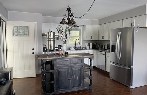 Eddington House | Spacious Four Season Lakeside Retreat