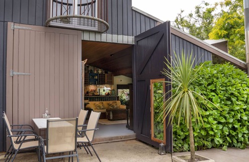 Tawonga South Apartment | Spacious Garden House | real log fire | sleeps 8 | outdoor tub | pool