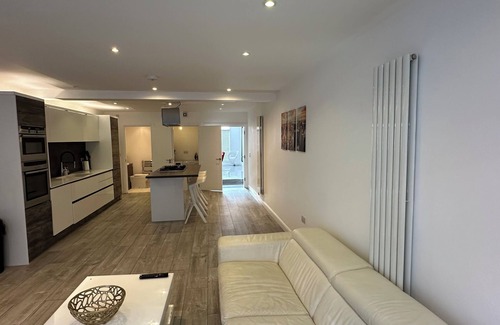 Leamington Spa House | Spacious 4 Bedroom Town House