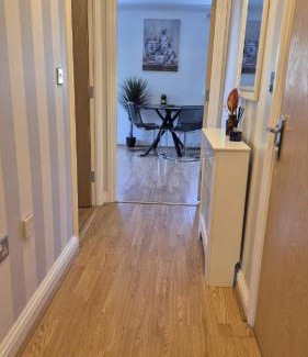 Hatfield Apartment | Spacious Ground floor 2 bedroom 2 Bathroom Flat in Hatfield near Hertfordshire University Private Car Park Sleeps 5-6