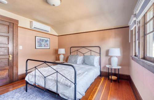 Kerns House | Spacious Group Retreat - 5BR - Sleeps 12
