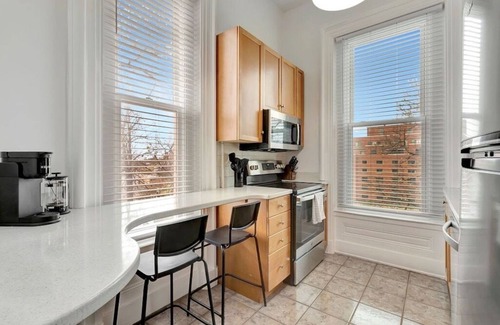 East Walnut HIlls Apartment | Spacious Haven 7min to Downtown