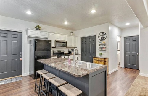 Orchard North Condo | Spacious Hillside Haven | Massage | Patio