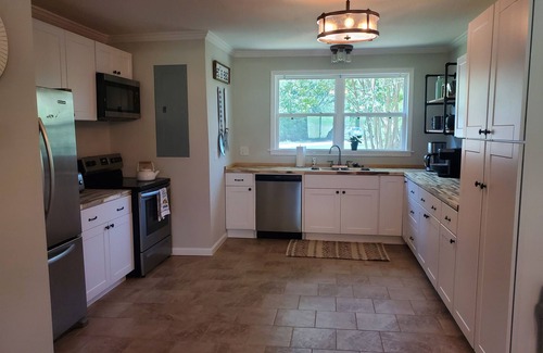 Tupelo House | Spacious Historic Downtown home that sleeps up to 10!