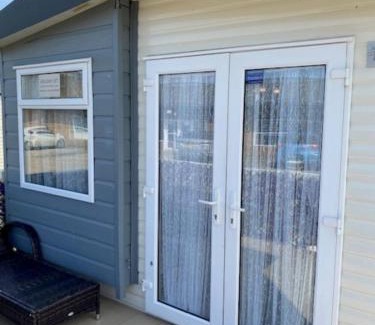 Lydd-on-Sea House | Spacious Holiday Home - Romney Sands