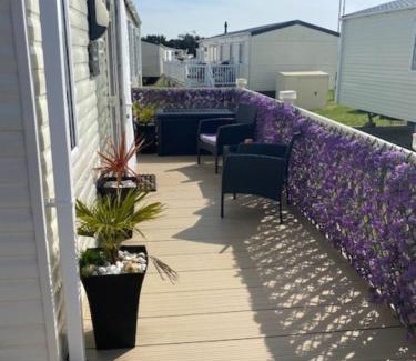 Lydd-on-Sea House | Spacious Holiday Home - Romney Sands