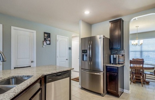Southside House | Spacious home for a family getaway to San Antonio. Close to everything!