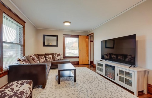 Bessemer House | Spacious Home in Ramsay 9 Smart TVs and Pool Table!