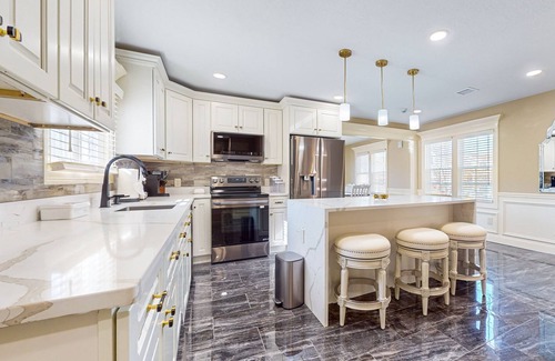 Holyoke House | Spacious home near Interstate 91 & Holyoke Medical Center + free wifi