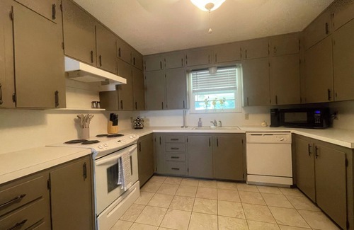 Tyler House | Spacious home near medical/college