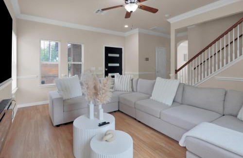 Rosewood House | Spacious Home-Queen Suite-Game room-Movie room
