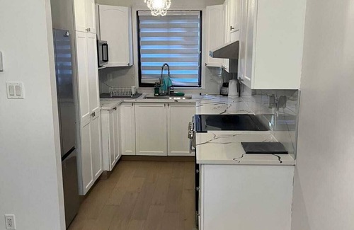 Laval House | Spacious Home with Private Parking, Close to the Mall, Airport and Highways.