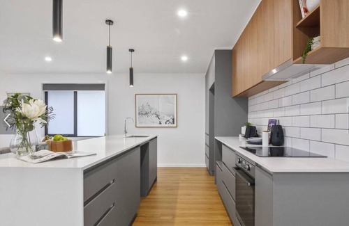 Moonah House | Spacious house close to Hobart CBD. Wifi & New 80 inch Sony QLED SMART TV
