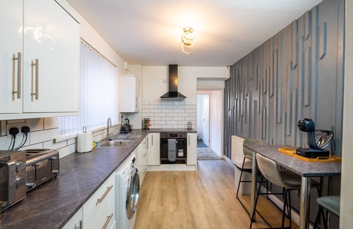 St. Thomas House | Spacious House for Big Groups on Danygraig Road