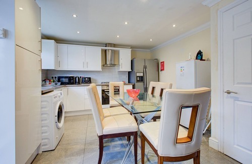 Reading House | Spacious house in a quite cul de sac with parking and great location.