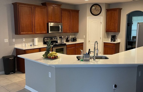 OakLeaf Plantation House | Spacious house in quiet neighborhood near shopping center, Max 4 guests
