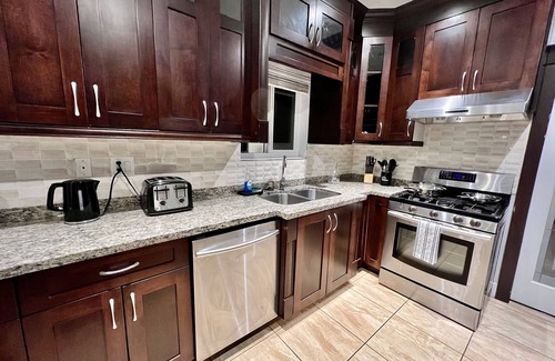 Sunset House | Spacious House located in Main St