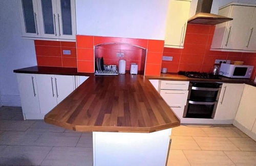 Walsall House | Spacious House- Parking, Garden & Central Location