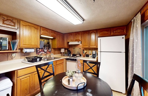 Swanton Cottage | Spacious House with private hot tub, fire pit and free WIFI