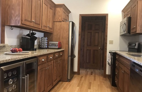 Landrum House | SPACIOUS LAKE LANIER LAKE HOUSE RETREAT WITH TESLA CHARGING 25 MIN FROM TIEC