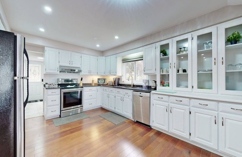 Cameron Cottage | Spacious Lakefront Cottage !