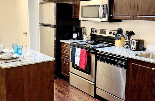 Fort York Condo | Spacious lakeview condo in Downtown Toronto with free parking