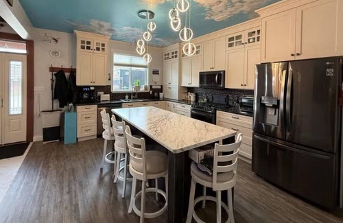 Ashcroft House | Spacious lane home among desert hills, full kitchen, level parking, easy access