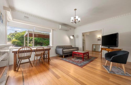 Black Rock Apartment | Spacious, Light filled, One Bedroom House by the Beach