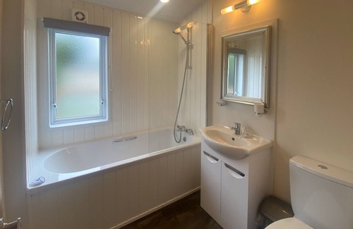 Dawlish Cabin | Spacious lodge with one double with ensuite shower and two twin.