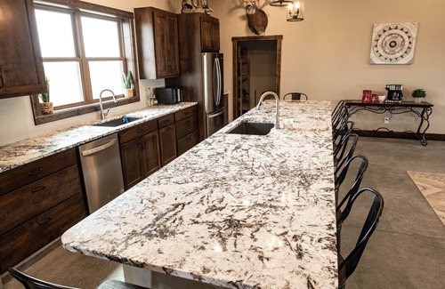 Clay County Cabin | Spacious lodge with fishing pond.