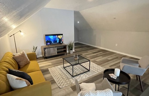 Florence House | SPACIOUS LOFT STEPS AWAY FROM DT FLORENCE!
