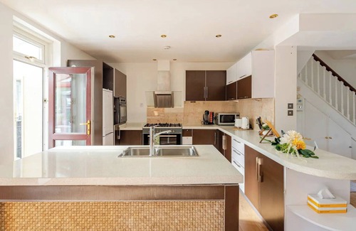 Eltham House | Spacious London Oasis | 4 Bedrooms | 20 mins Central London