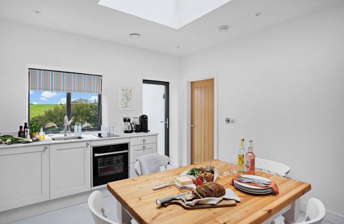 Kingswear House | Spacious Luxury Retreat with parking & views